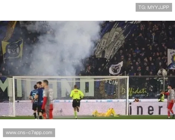 国米客战克雷莫内塞现意外，球迷投掷烟花致主队门将受伤