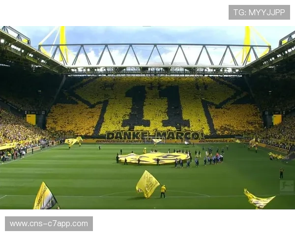 国家德比现场:看台上出现巨幅致敬克鲁伊夫逝世十周年TIFO 国家德比现场:看台上出现巨幅致敬克鲁伊夫逝世十周年TIFO