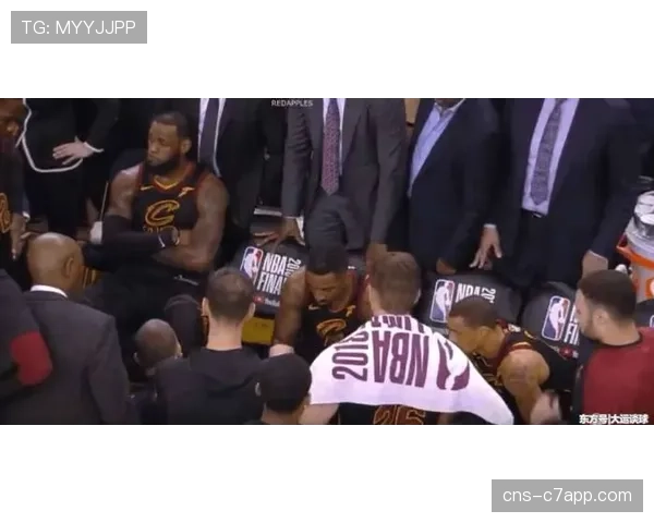 更衣室领袖：诺伊尔在拜仁队内训练中的指挥与激励瞬间